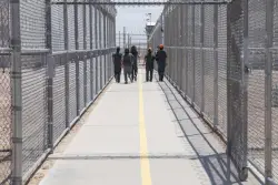 PODCAST: ¿Qué dice el memorándum que prohíbe que inmigrantes detenidos puedan salir bajo fianza?